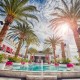 Úžasný bazén s palmami v exotickém dovolenkovém resortu Los Angeles