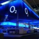 Zářivý neonově modrý stánek společnosti Telefonica o2 s logem